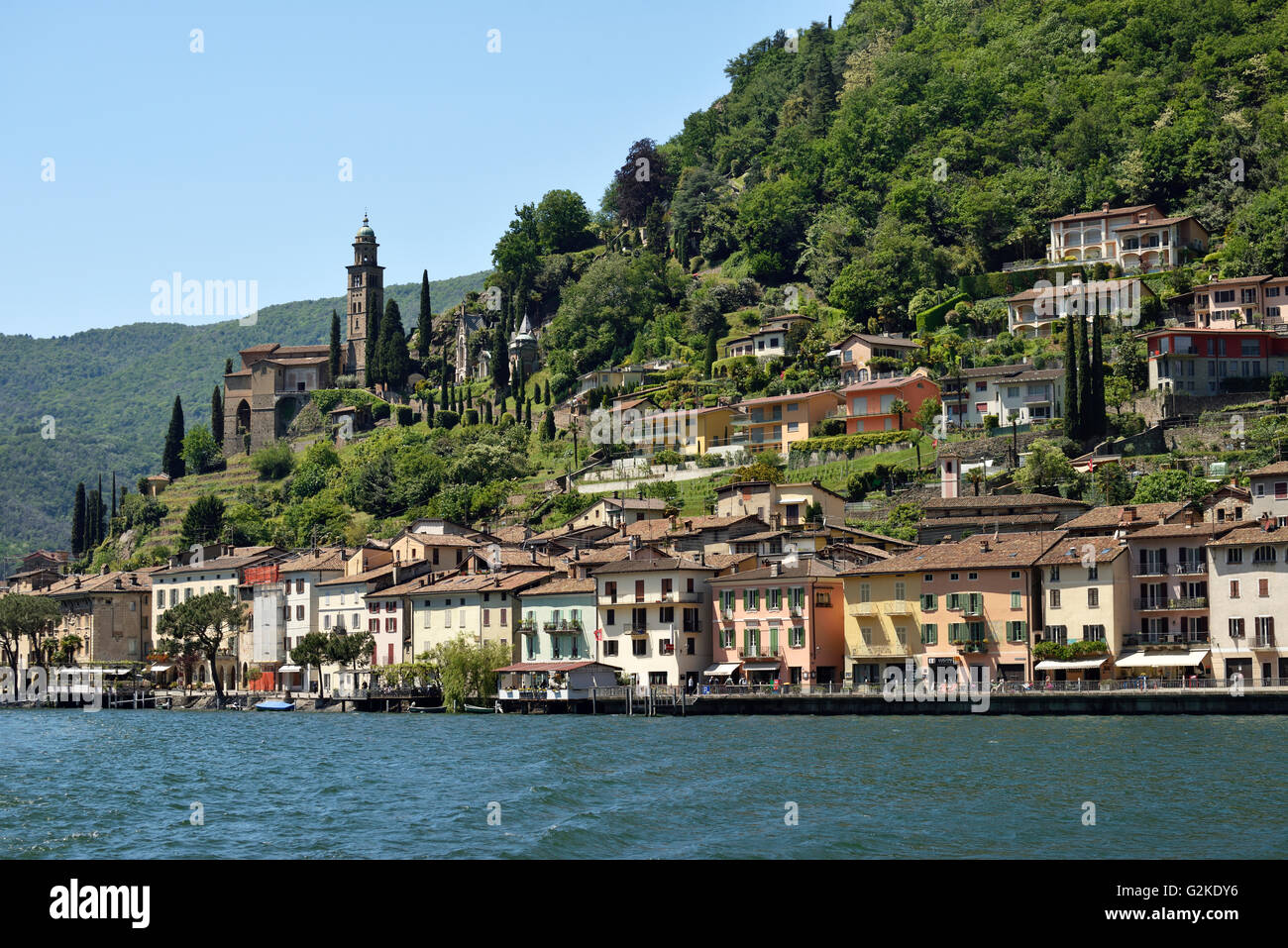 Paseo a orillas del lago con la iglesia de Santa Maria del Sasso, Morcote, Lago de Lugano, en el cantón del Tesino, Suiza Foto de stock