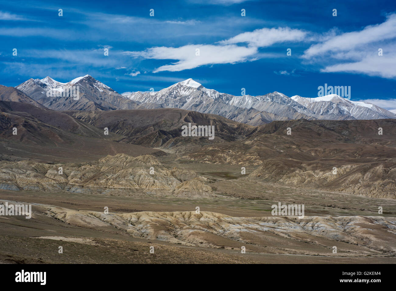 Montañas, paisajes de montaña en lo Manthang, reino de Mustang, Mustang Superior, Himalaya, Nepal Foto de stock