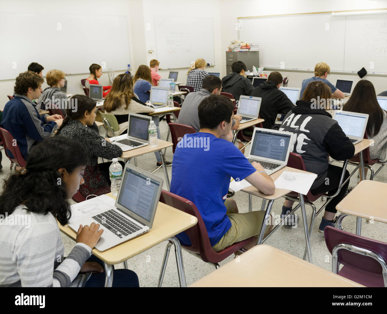 Los estudiantes que toman un test de laptops en un aula de la escuela secundaria. La prueba es la prueba de PARCC nacional Foto de stock
