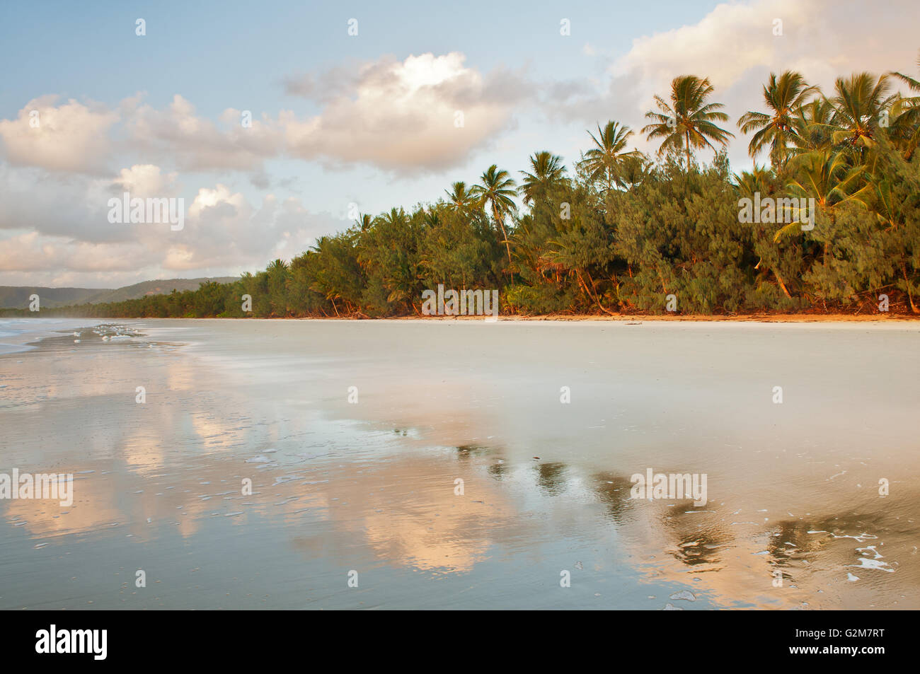 Reflexiones temprano en la mañana en la playa Four Mile Beach en Port Douglas. Foto de stock