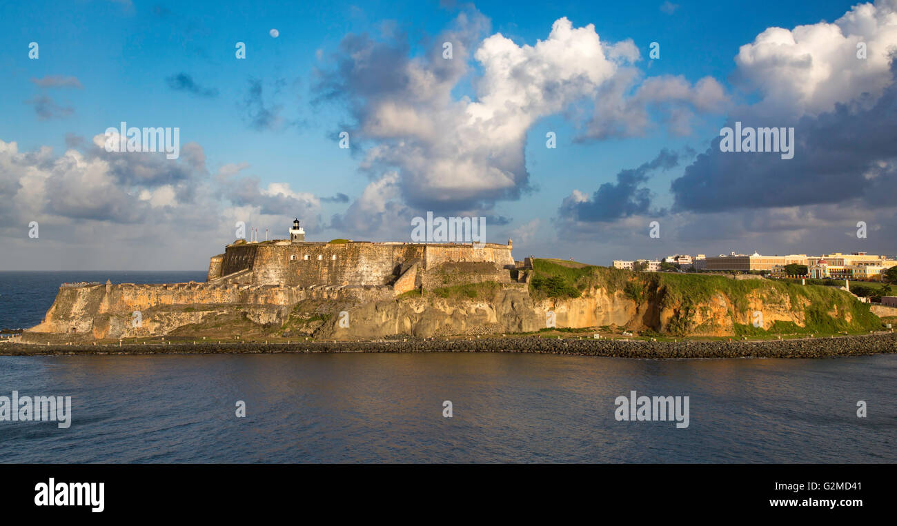 Ajuste la luz solar a través de la fortaleza El Morro, Old Town, San Juan, Puerto Rico Foto de stock