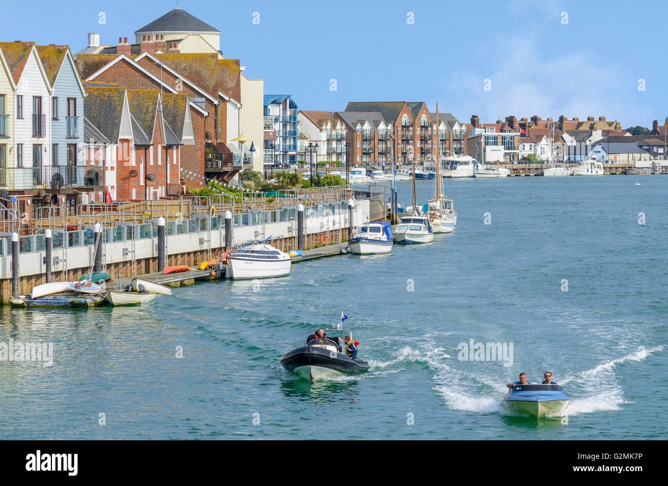 Riverside vivienda y botes en el río Arun en Littlehampton, West Sussex, Inglaterra, Reino Unido. Foto de stock