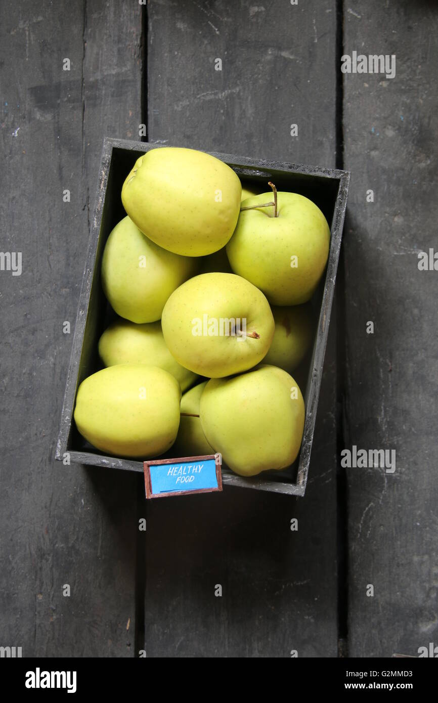 Concepto de comida saludable - texto y manzanas frescas Foto de stock