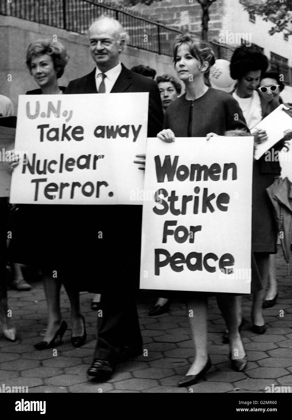 Nueva York,el Premio Nobel de Física por Linus Pauling durante una manifestación pacífica,1966 Foto de stock