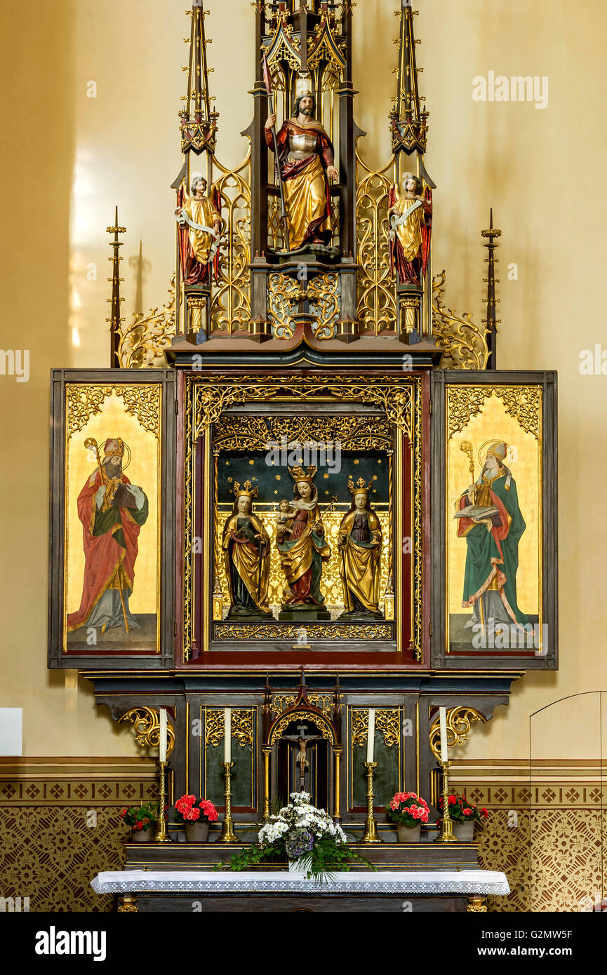 Altar lateral de la nave izquierda de la iglesia neo-gótica de la parroquia de la Asunción, construida por Matthias Berger, Partenkirchen Foto de stock