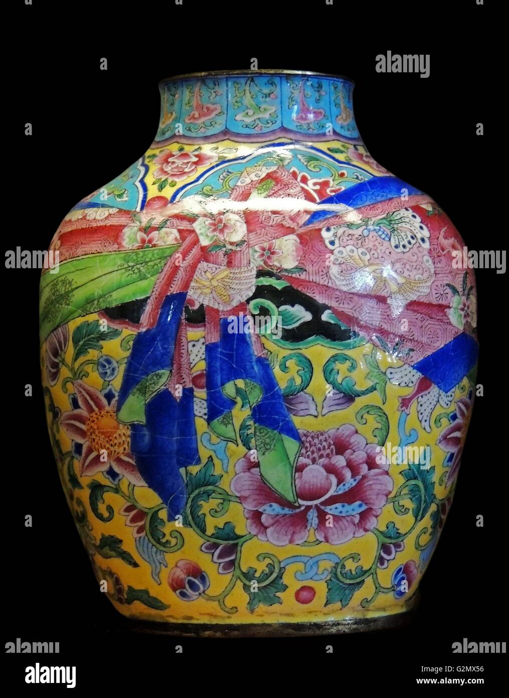 Jarrón de cobre decorados con esmaltes pintados con flores y una envoltura de seda. Qianlong de la dinastía Qing, mark y período1736-95 (AD) Foto de stock