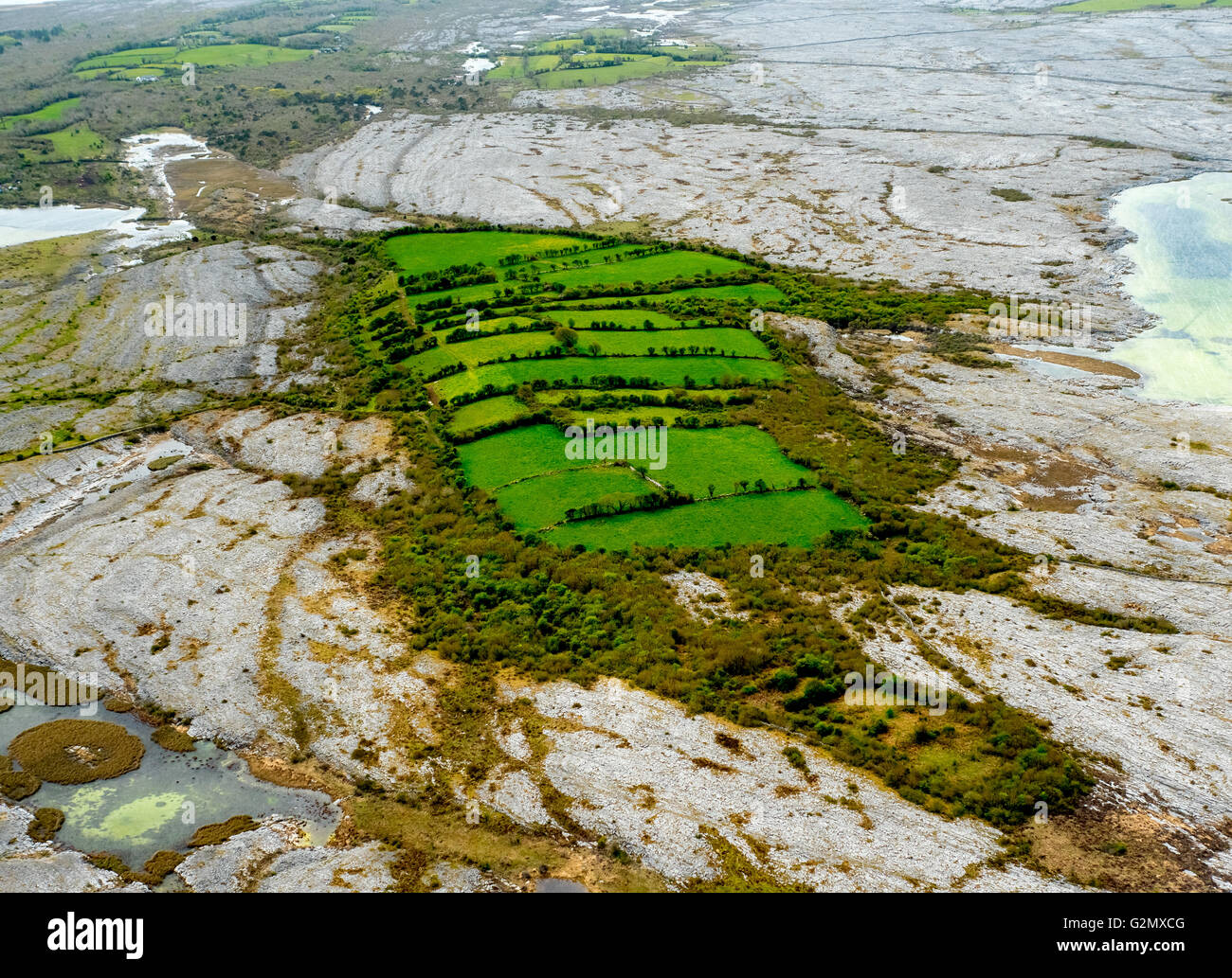 Vista aérea, Burren, reserva natural de la isla verde, piedra caliza, tiza, formación Mullaghmore County Clare Burren, en el condado de Clare, Foto de stock