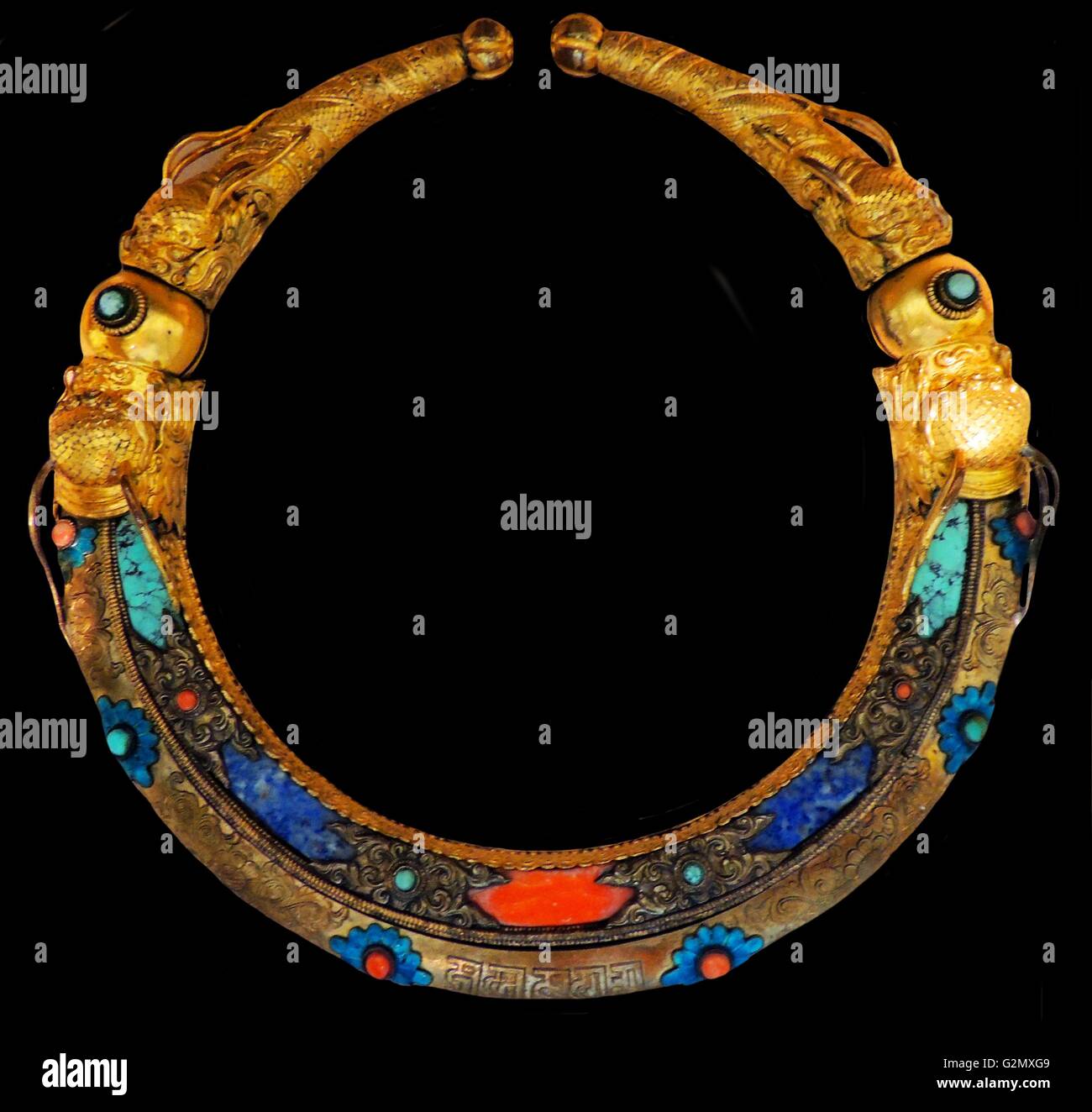 Esto puede ser un collar con terminales con bisagras del Tíbet, siglo XVIII AD, pero esto no está claro. Foto de stock