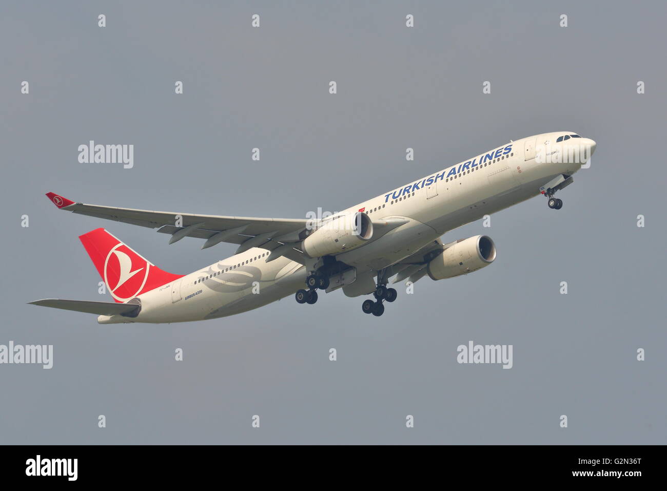 Turkish Airlines Airbus A330-300 TC-JNN partiendo desde el Aeropuerto Heathrow de Londres, Reino Unido Foto de stock
