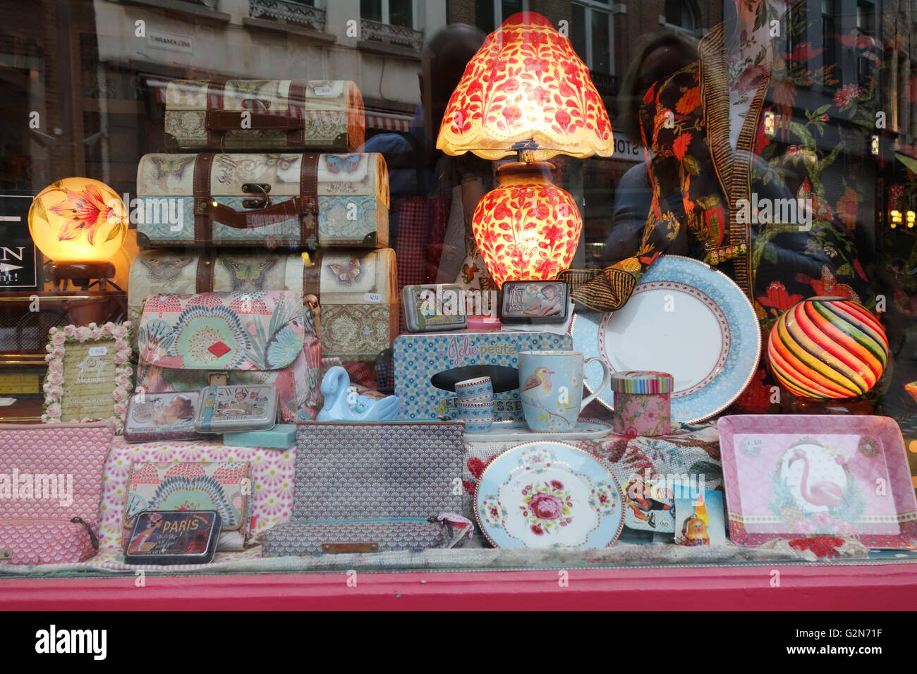 Akotwee, encantadora tienda de venta de objetos de época en el centro de la ciudad de Amberes, Bélgica Foto de stock