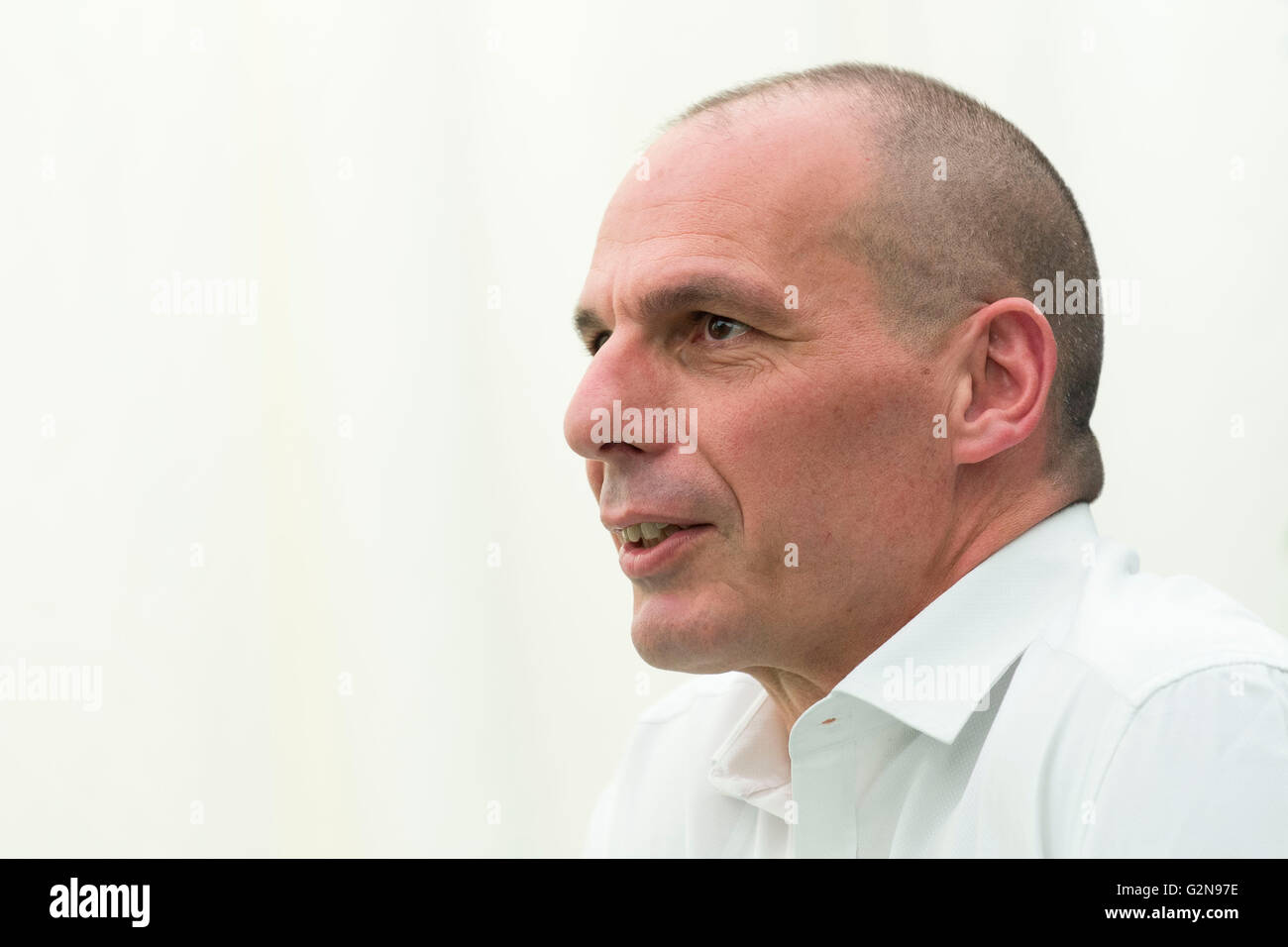 Yanis Varoufakis, ex ministro de Finanzas griego habla en el 2016 en el festival de heno heno-on-wye, Gales. Foto de stock