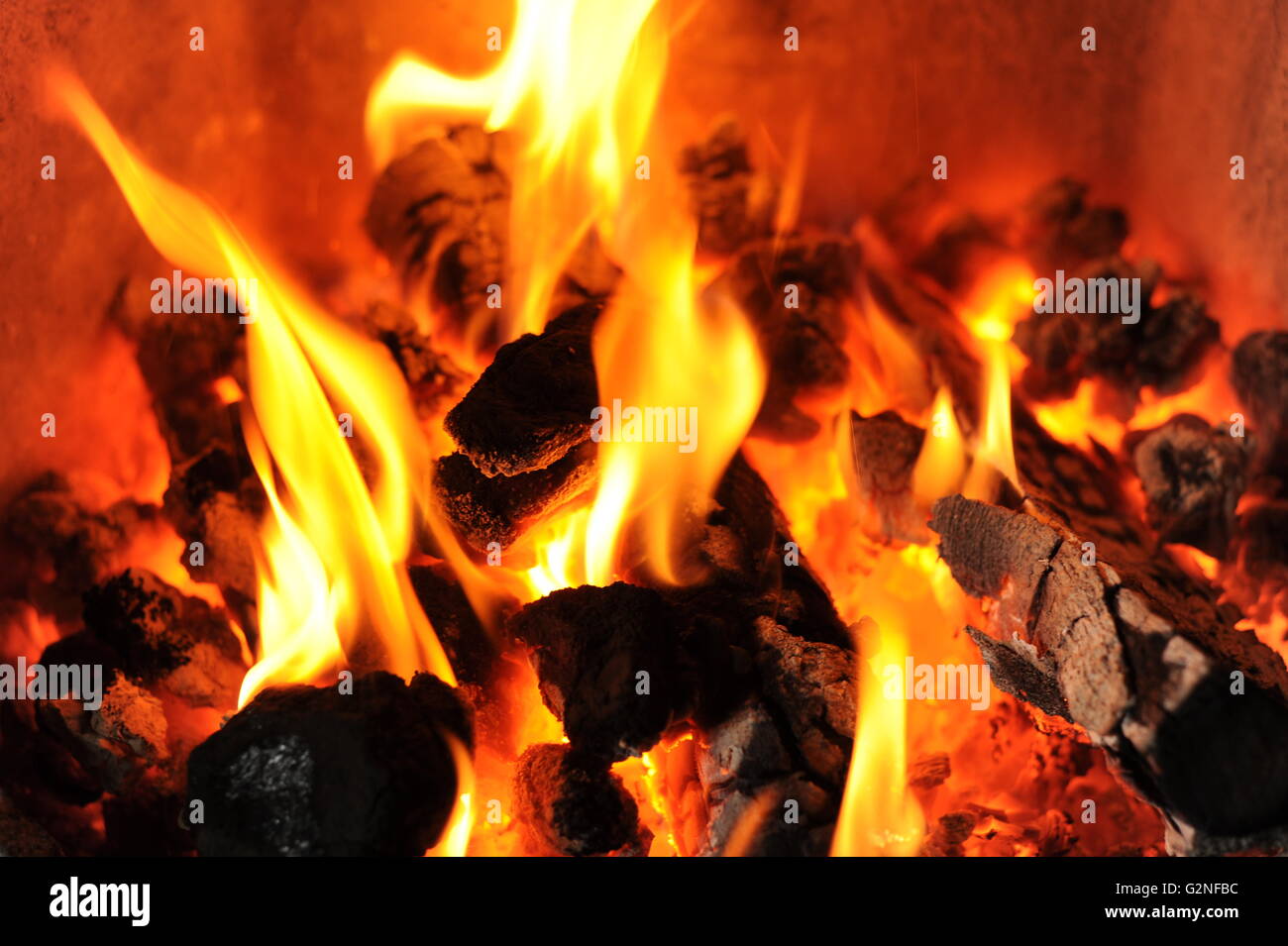 Los carbones ardiendo en una chimenea Foto de stock