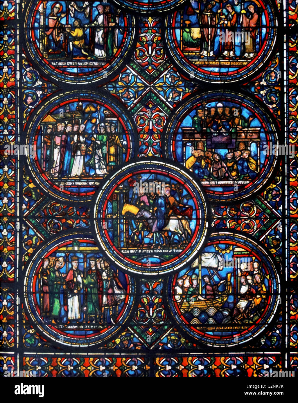 Las vidrieras de la Catedral de Sens, Francia. Muestra la vida y viajes de St Thomas A Becket: siglo xiii Foto de stock