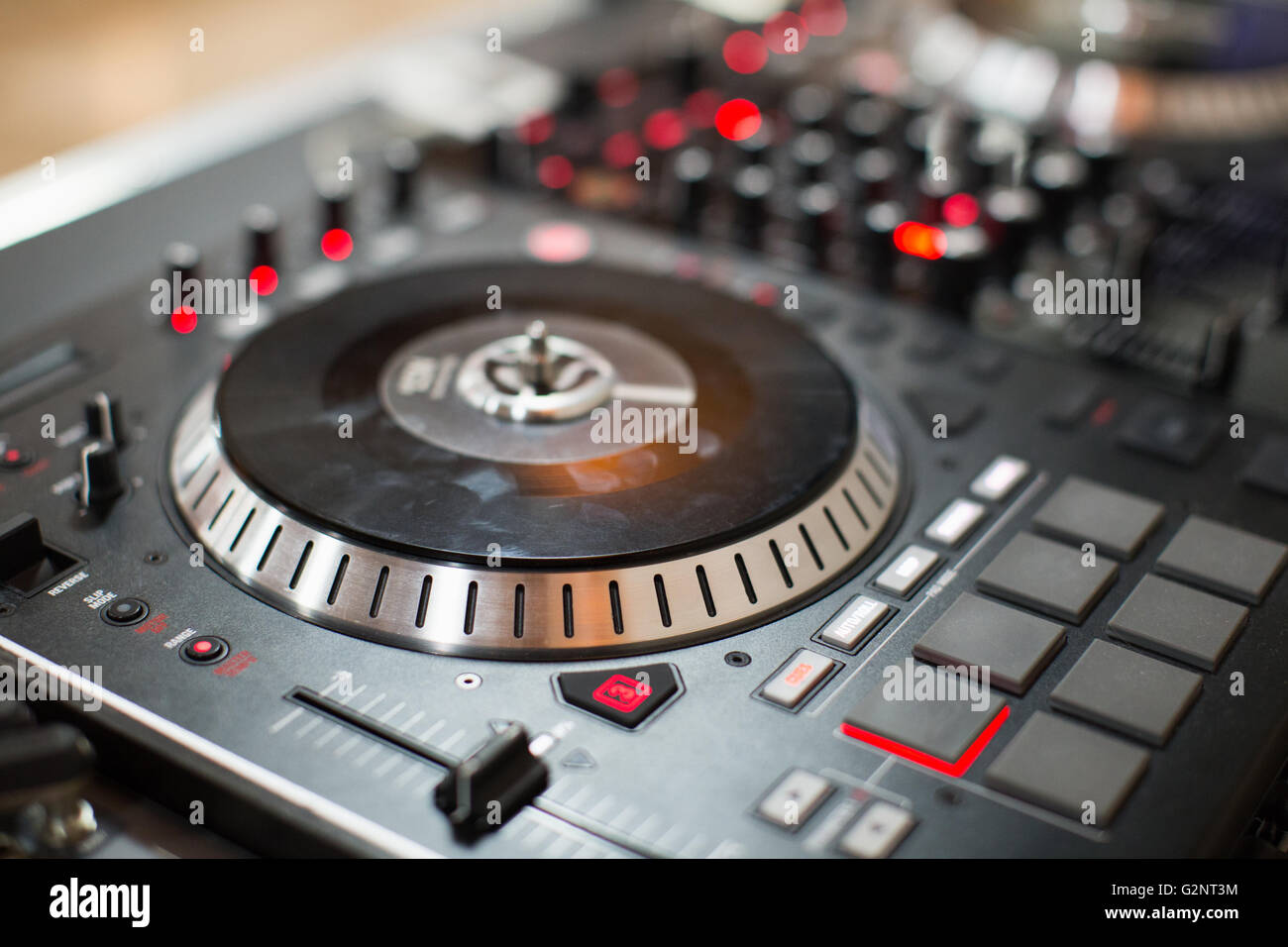 Joven dj colocando un disco de vinilo en un tornamesa, para mezclar música  en una tienda de discos de vinilo. Stock Photo