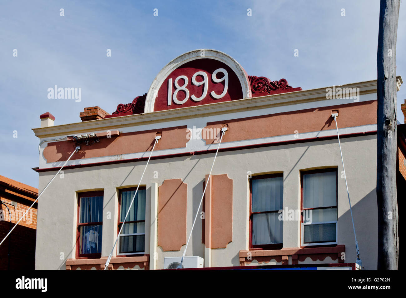 Fachada de edificio con fecha de 1899. Australia. Foto de stock