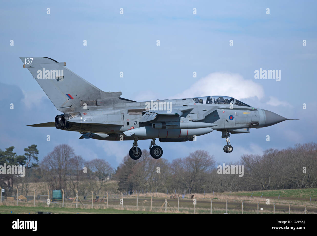 Un Tornado GR4 de la RAF acerca al aterrizaje en su Lossiemouth home base en Escocia. SCO 10,383 Foto de stock