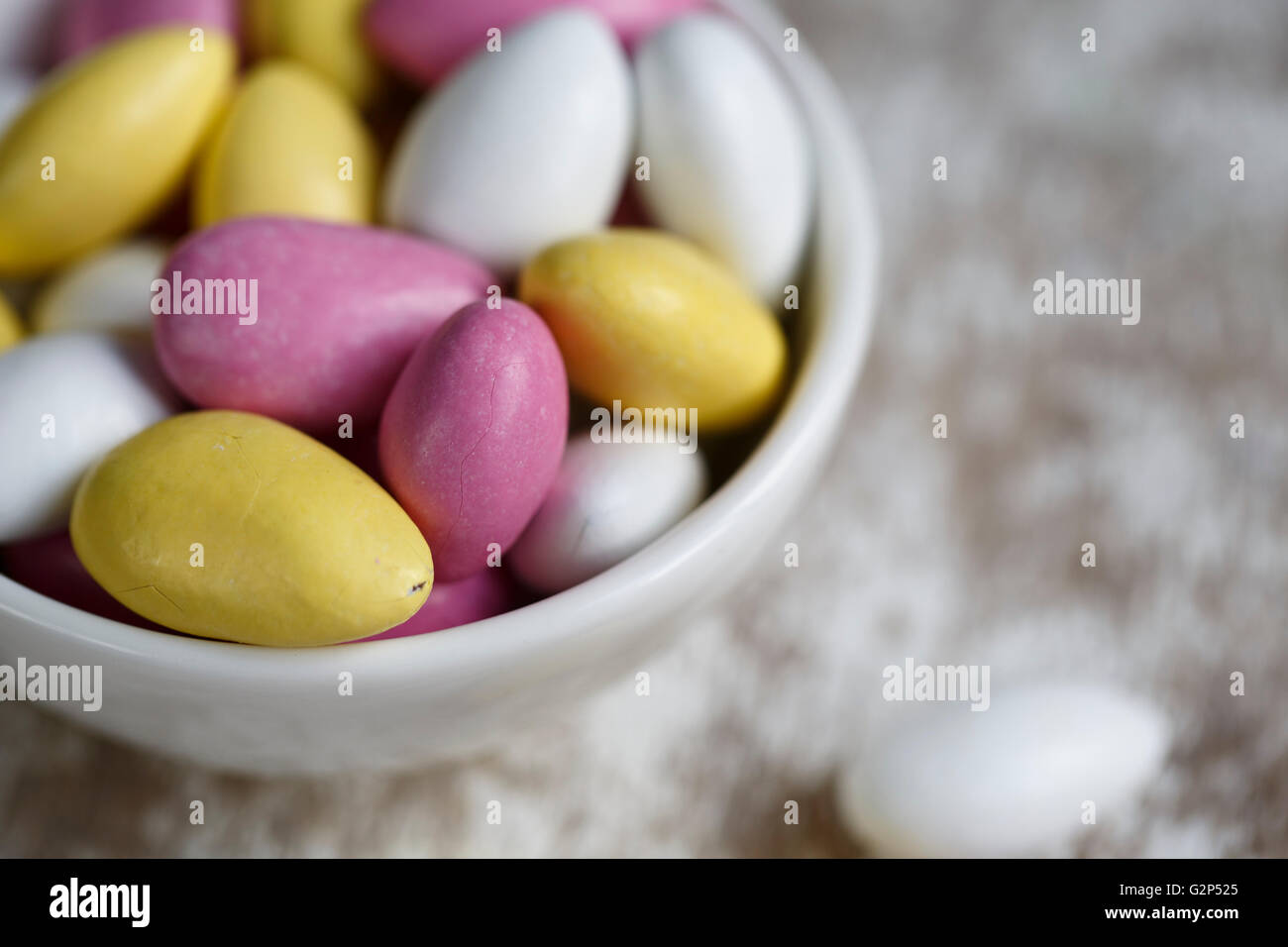Recipiente con rosa brillante, amarillo y blanco, un caramelo bombones Foto de stock