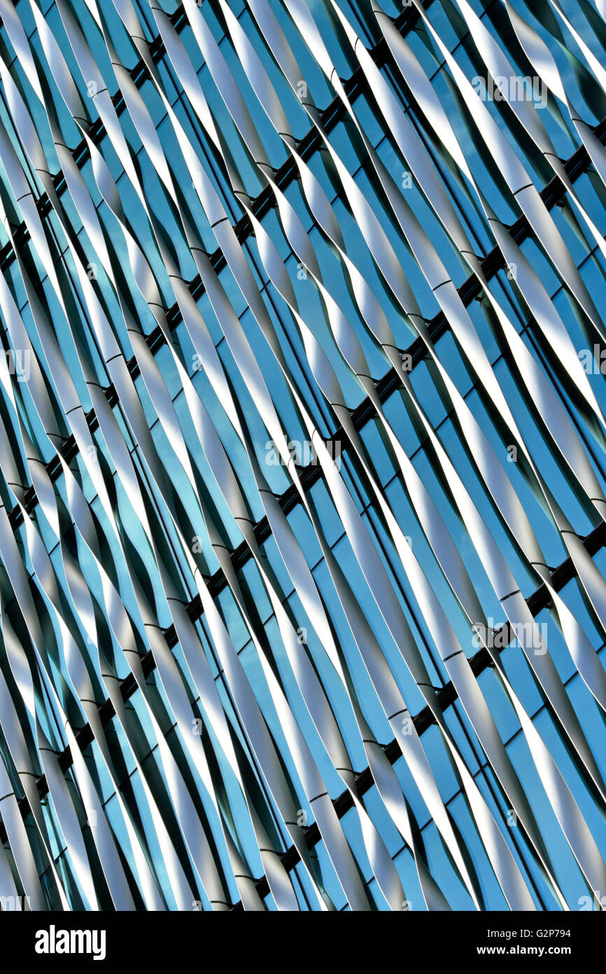 Resumen Antecedentes La arquitectura moderna patrón formado de la fachada exterior del edificio de oficina Londres England Reino Unido Foto de stock