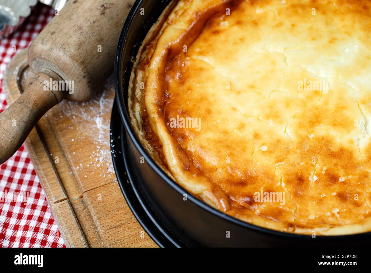 Caliente casero tarta de queso en el molde para hornear recién salido del horno Foto de stock