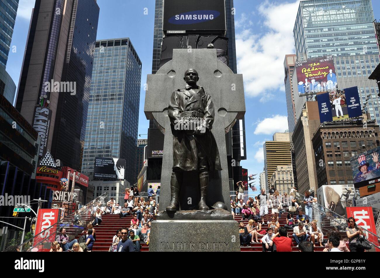 La Ciudad de Nueva York: la estatua del padre Duffy se sitúa en la calle 46  en Duffy Square, justo al sur de la nueva cabina TKTS Fotografía de stock -  Alamy