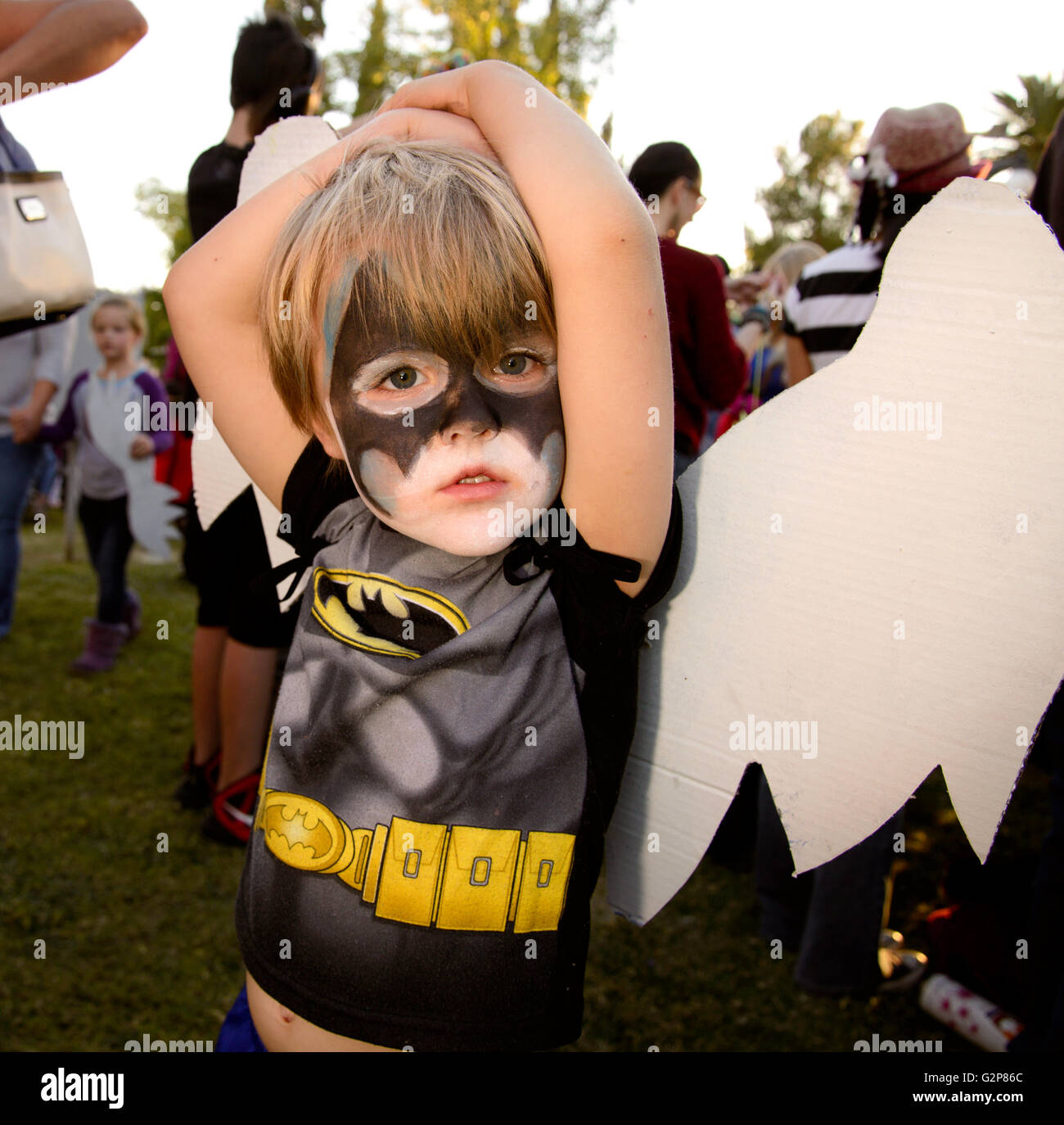 Muchacho En La Máscara De Batman. Niño Divertido En Traje Negro Imagen de  archivo - Imagen de pista, retrato: 37867183