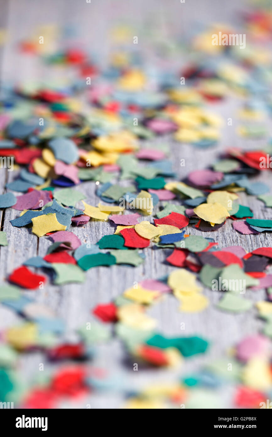 Confetti de papel multicolor brillante en la tabla en varias formas Foto de stock