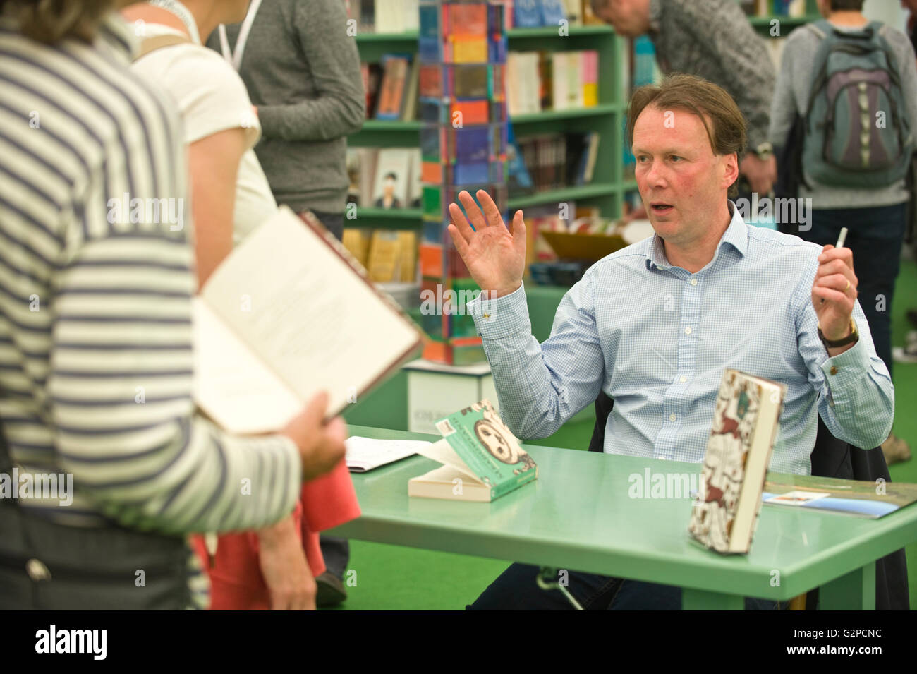 John Lewis-Stempel autor firma de libros en la librería en Hay Festival 2016 Foto de stock