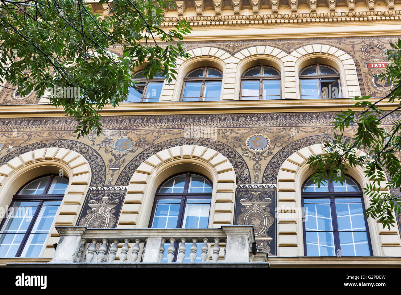 Antiguo y hermoso edificio de fachada en Budapest, Hungría, Europa. Foto de stock