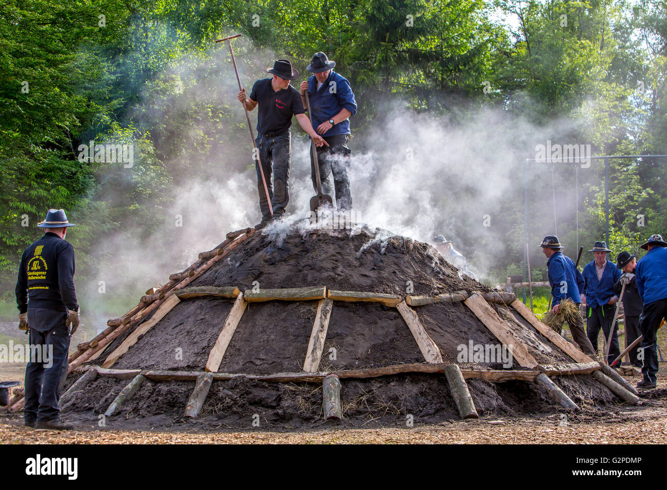 Ejecutando, ardor de un horno de carbón tradicionales Winterberg-Züschen,  Sauerland, Alemania, camino histórico de hacer el carbón de leña Fotografía  de stock - Alamy