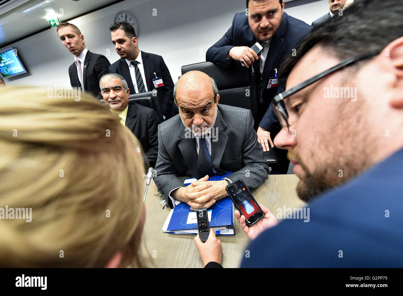 Viena, Austria. El 2 de junio de 2016. Ministro de petróleo iraquí Adil Abdul-Mahdi (C) recibe entrevistas antes de la 169ª reunión de la conferencia de la OPEP en Viena, capital de Austria, el 2 de junio de 2016. Crédito: Qian Yi/Xinhua/Alamy Live News Foto de stock