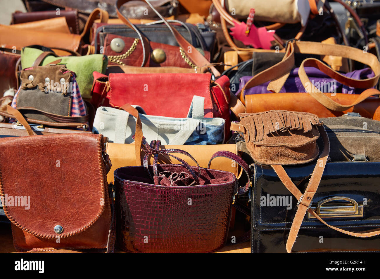 bolsos de cuero en una fila de Marruecos en el mercado al libre Fotografía de stock -