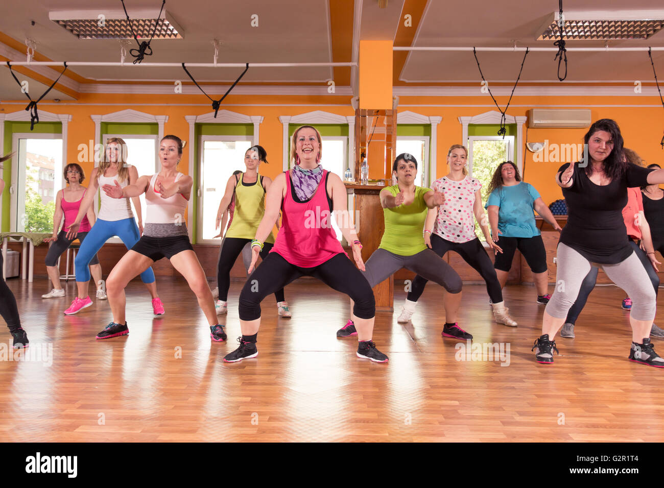 Grupo de mujeres fitness entrenamiento, adentro. Foto de stock