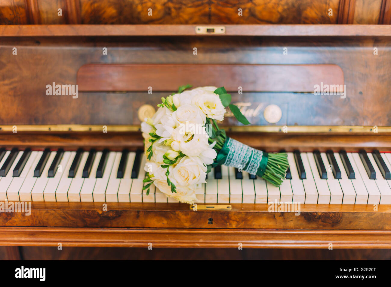 Lindo ramo de novia de rosas blancas el teclado del Fotografía de stock - Alamy
