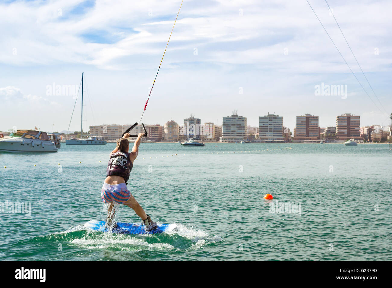 TORREVIEJA, España - 13 de septiembre, 2014: linda chica aprende a navegar  en fondo de yates y embarcaciones en La Bocana -, Cable Ski Fotografía de  stock - Alamy