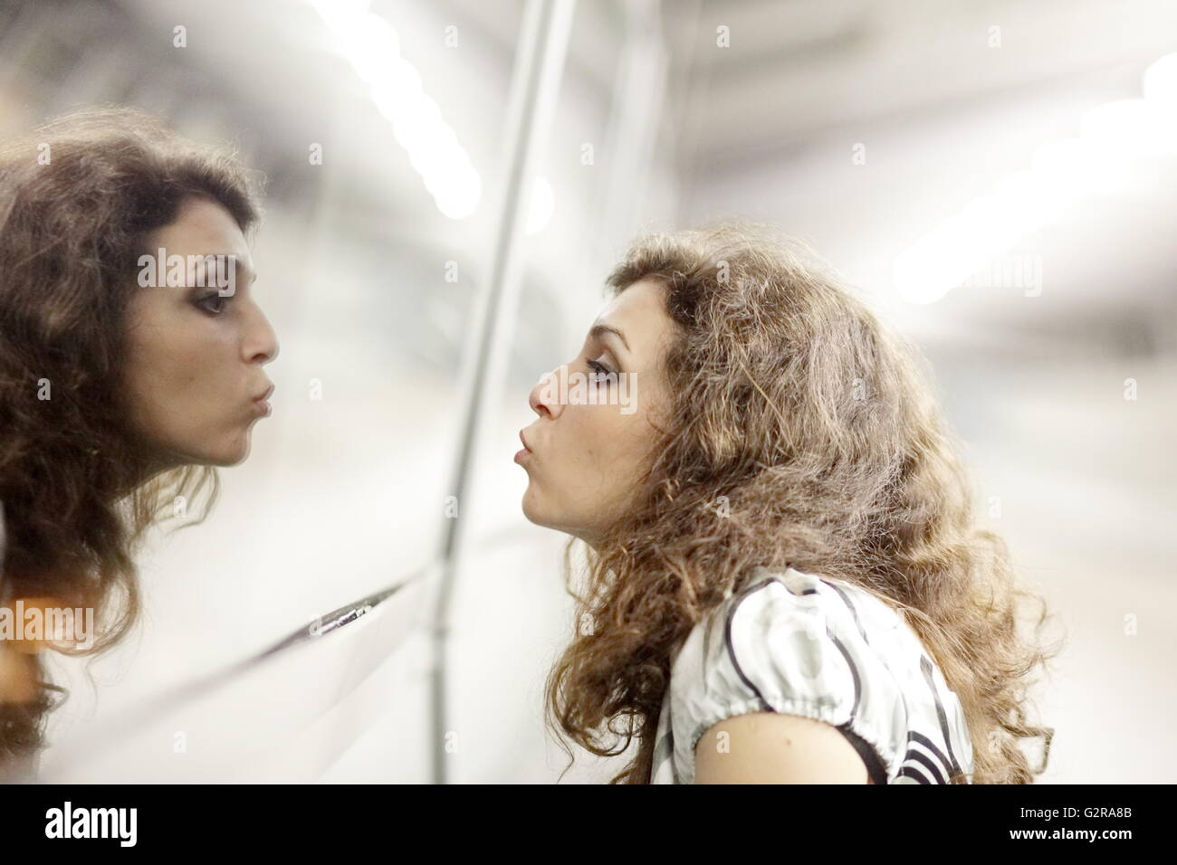 Mujer besar su imagen de espejo, Allgaeu, Kempten, Allgäu, suabia, Baviera, Alemania Foto de stock