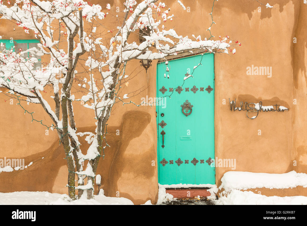 Puerta de la casa de adobe nm nevadas de invierno fotografías e imágenes de  alta resolución - Alamy