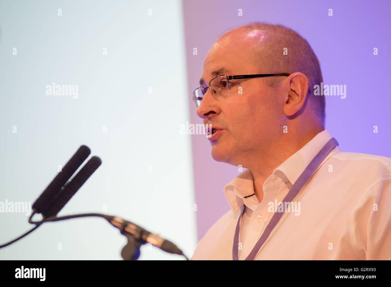 Jamie Hogg, socio de la comunidad de negocios, el Royal Bank of Scotland hablando en conferencias Foto de stock