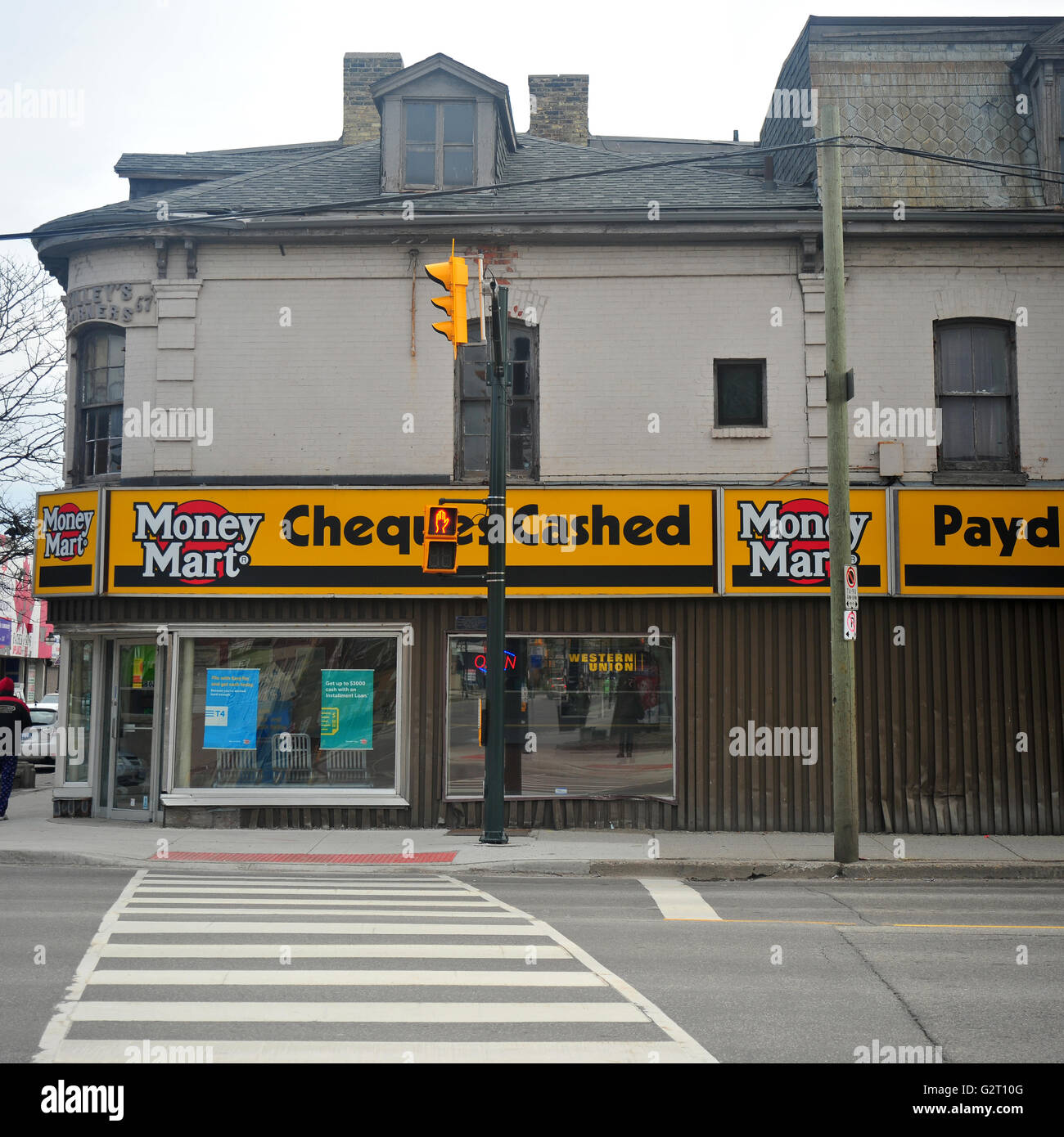 La parte delantera exterior de un dinero Mart shop en la ciudad canadiense de London Ontario. Foto de stock