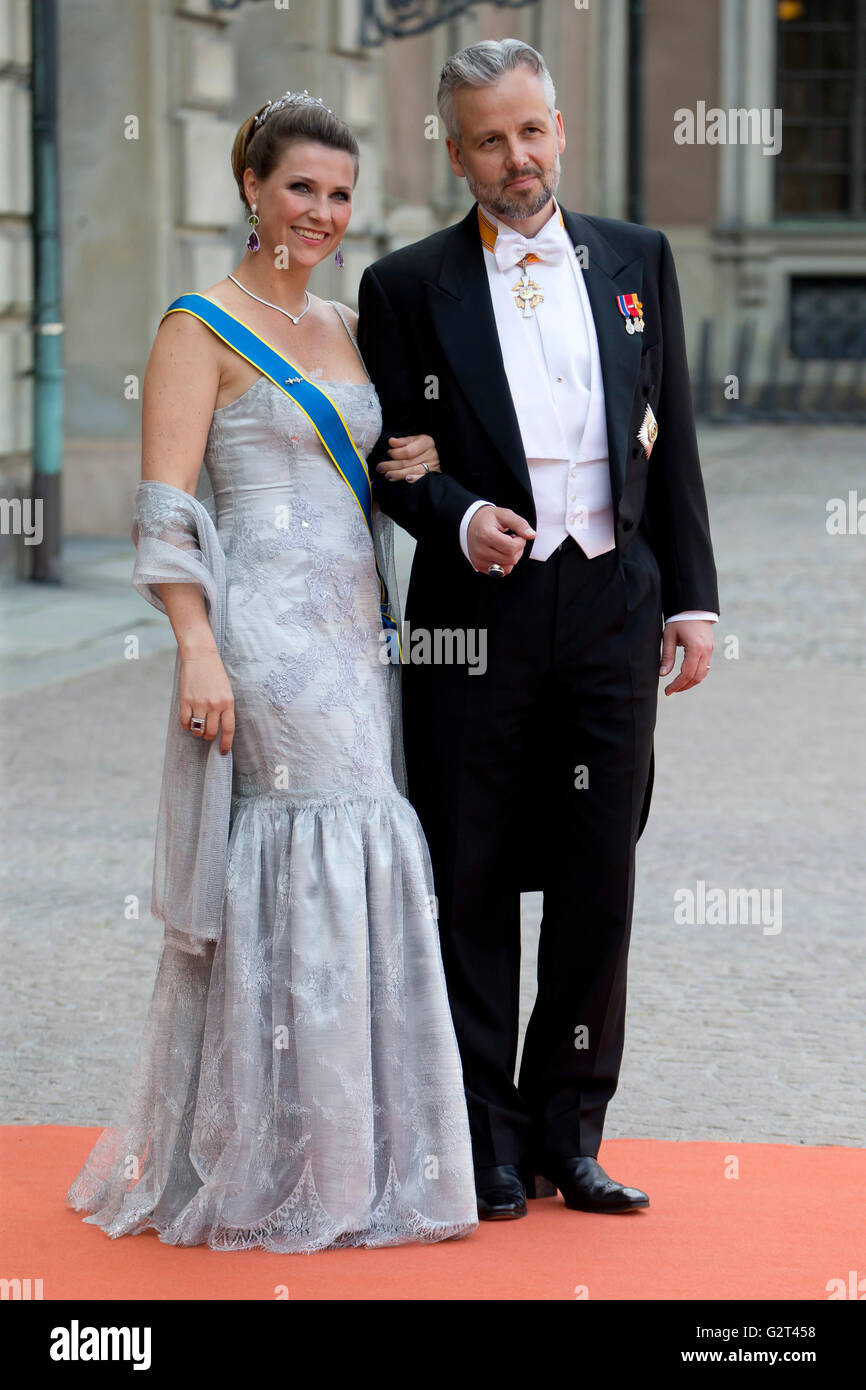 La Princesa Martha Louise de Noruega, y el marido Ari Bhen, asistir a la boda del príncipe Carl Philip de Suecia y Sofía Hellqvist Foto de stock