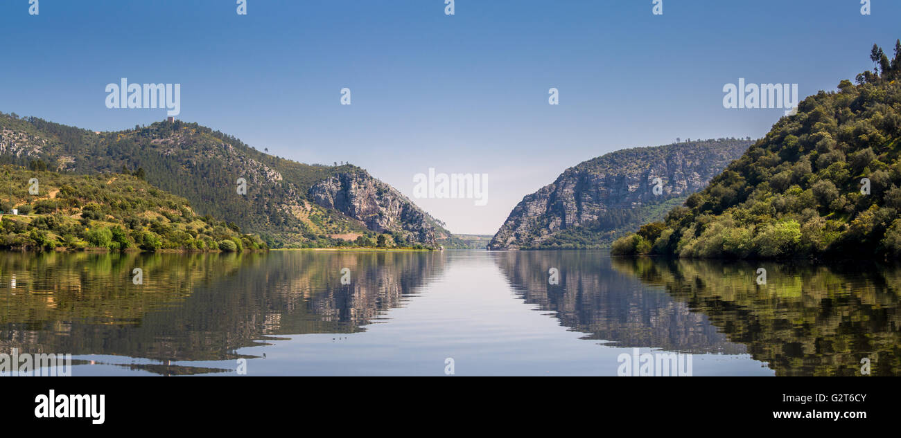 Reflexiones sobre el río Tajo, en la región de Alentejo Portugal Foto de stock