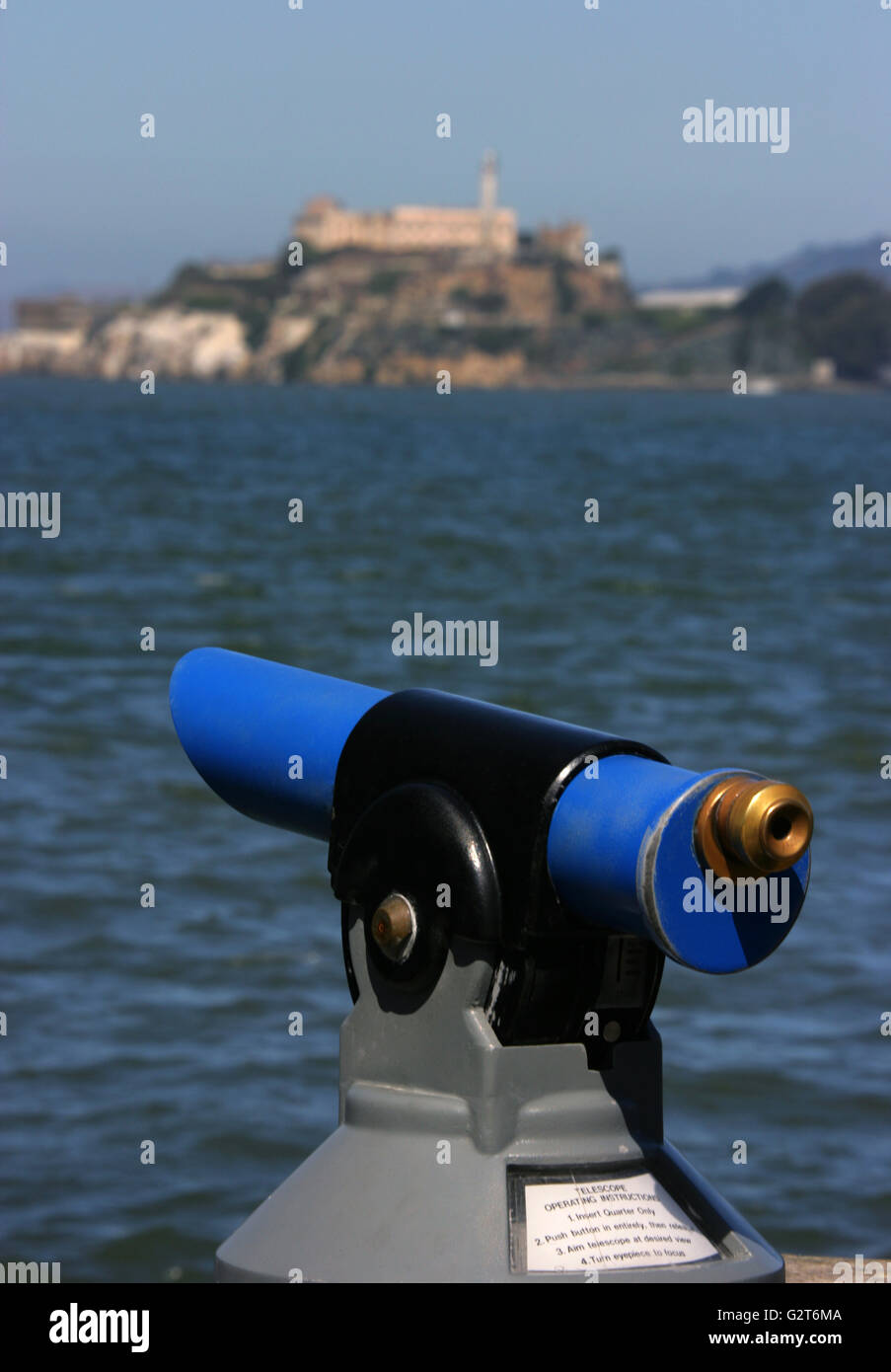 Ver un telescopio de alcance señalado en la Isla de Alcatraz, en la Bahía de San Francisco en California. Foto de stock