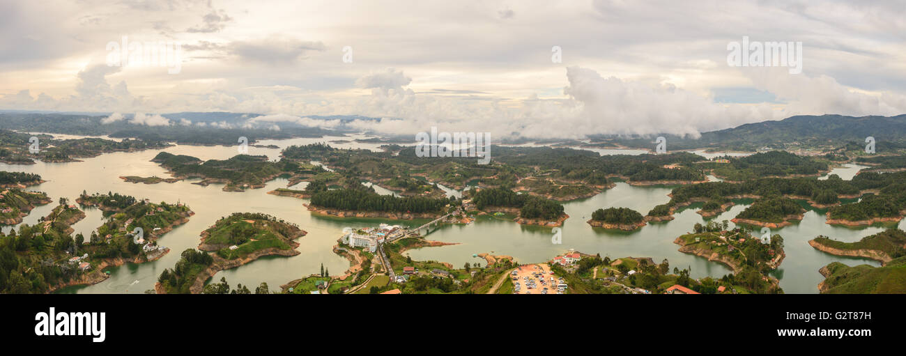 Vistas al lago desde la parte superior de El Peñón en Guatape, Colombia Foto de stock