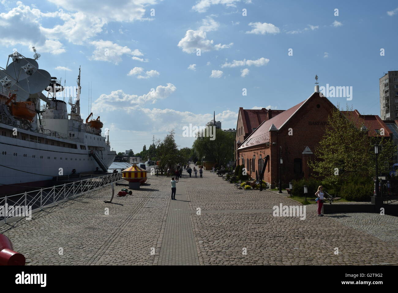 El Museo Mundial del océano en Kaliningrado. El terraplén del sitio Foto de stock