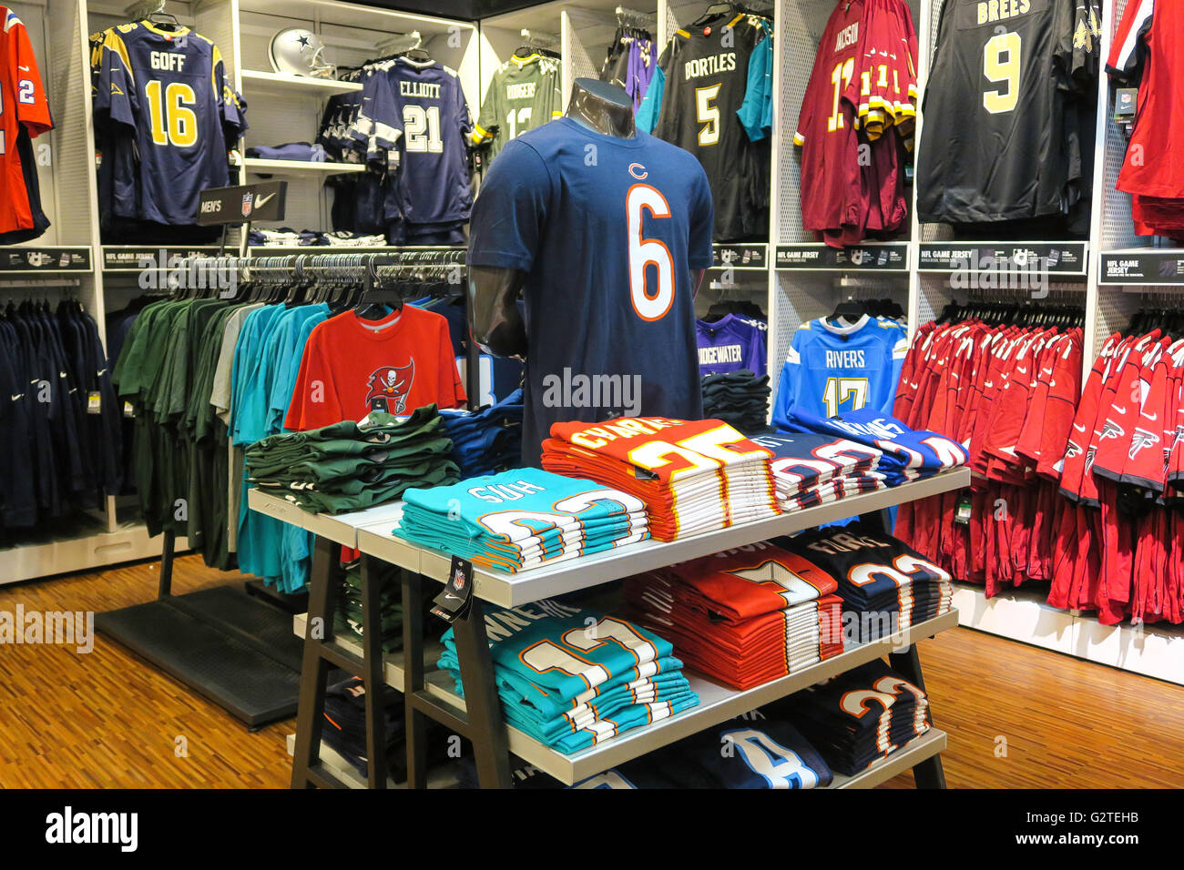 estético tambor Microprocesador Mostrar ropa de marca de la NFL, Modell's Sporting Goods el interior de la  tienda, NYC Fotografía de stock - Alamy