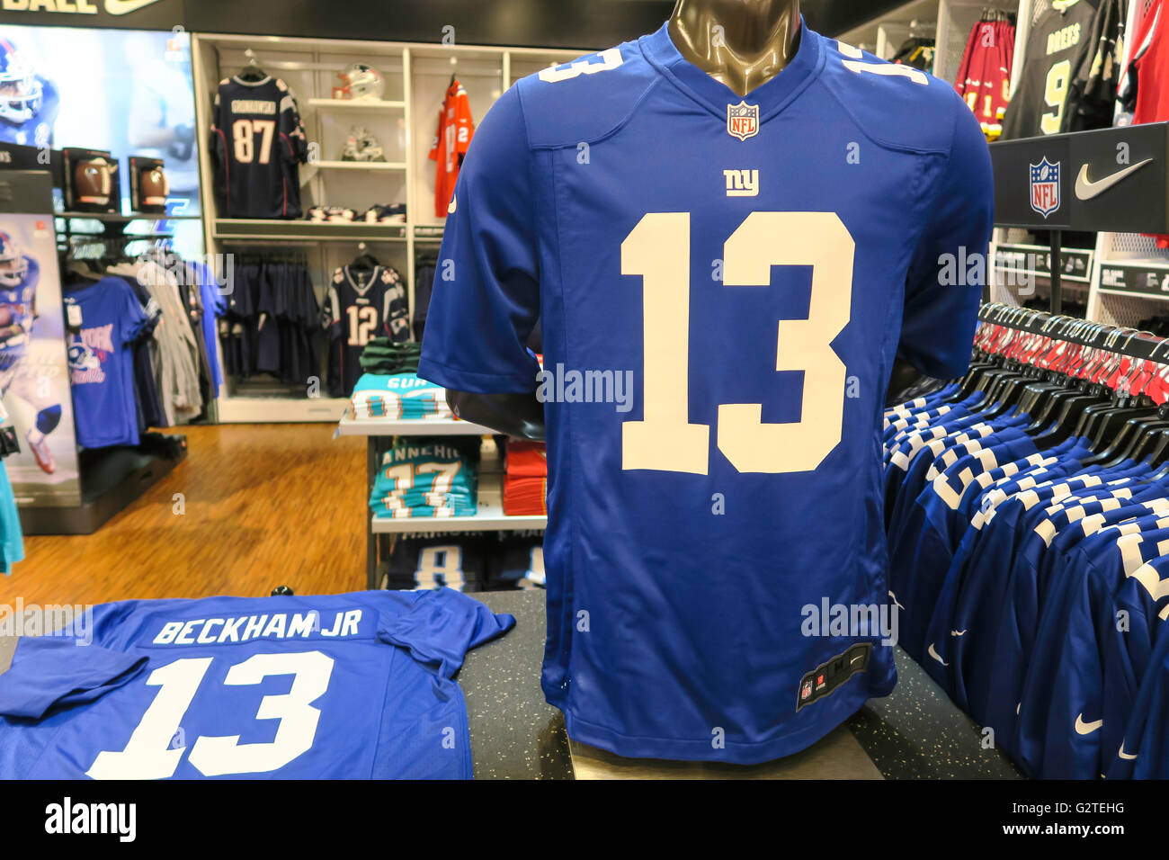 Mostrar ropa de marca de la NFL, Modell's Sporting Goods el interior de la  tienda, NYC Fotografía de stock - Alamy
