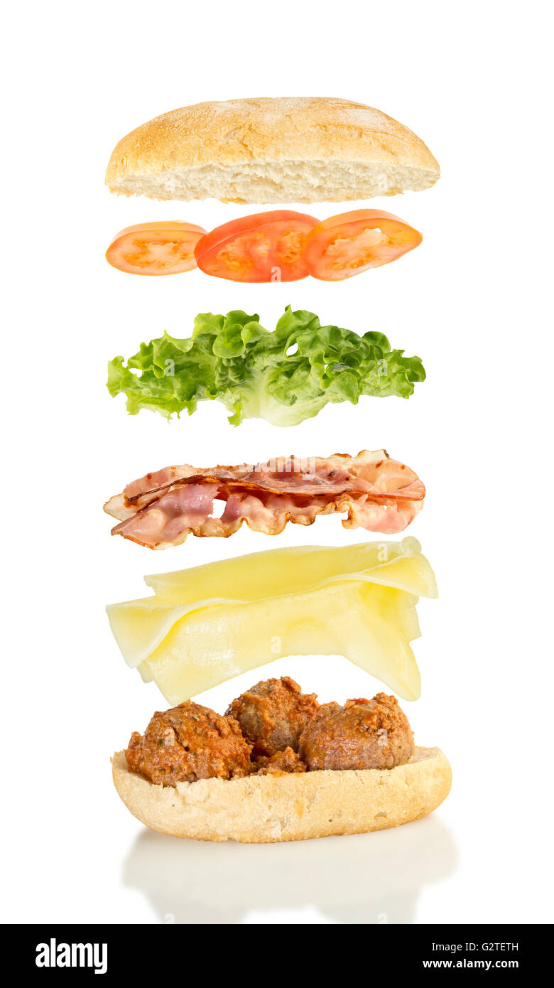 Sándwich abierto, sandwich de carne de bola flotante, sandwich con queso a  la plancha, bacon, lechuga y tomate Fotografía de stock - Alamy