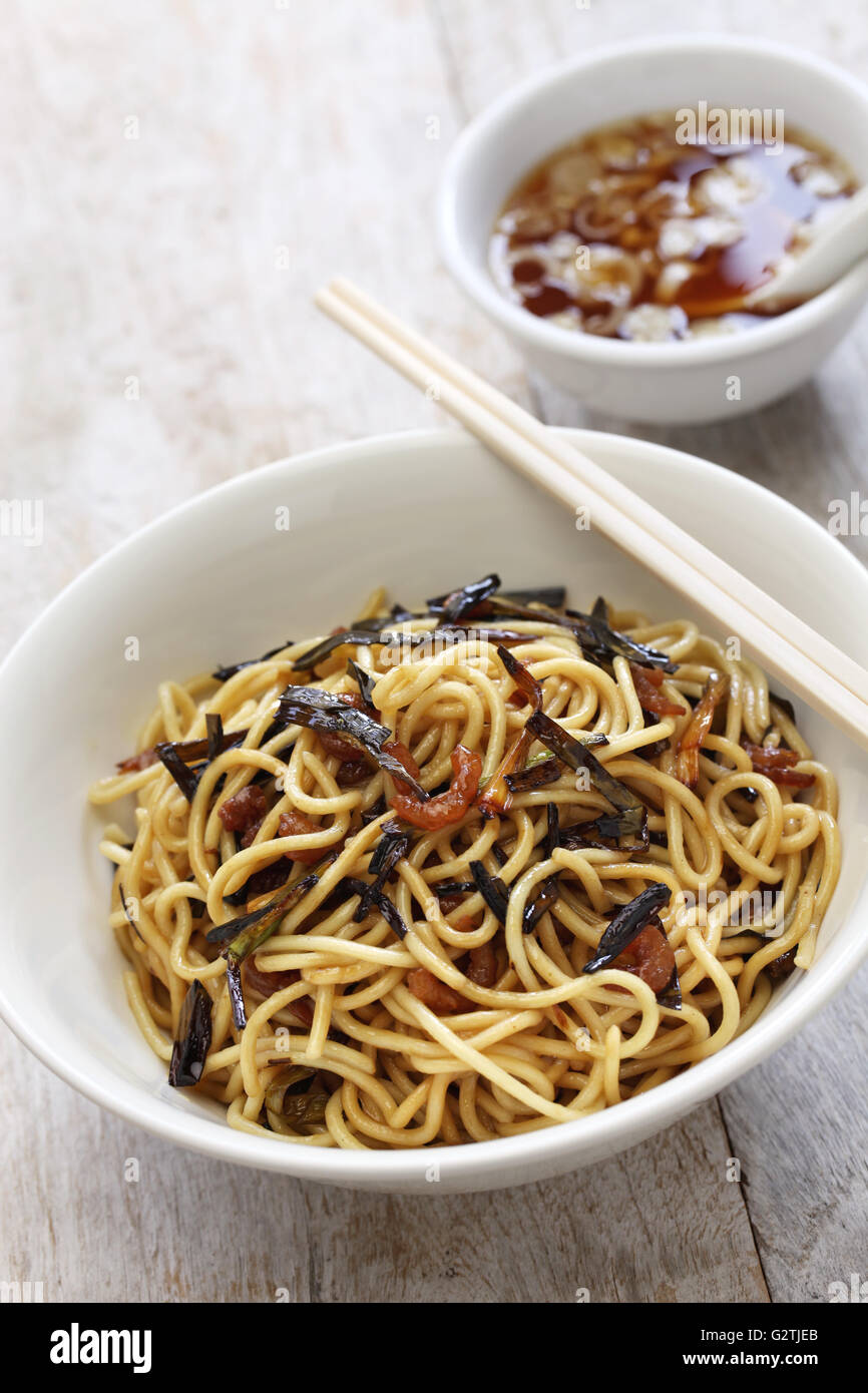 Fideos con cebolleta y salsa de soja, aceite chino comida de Shanghai Foto de stock