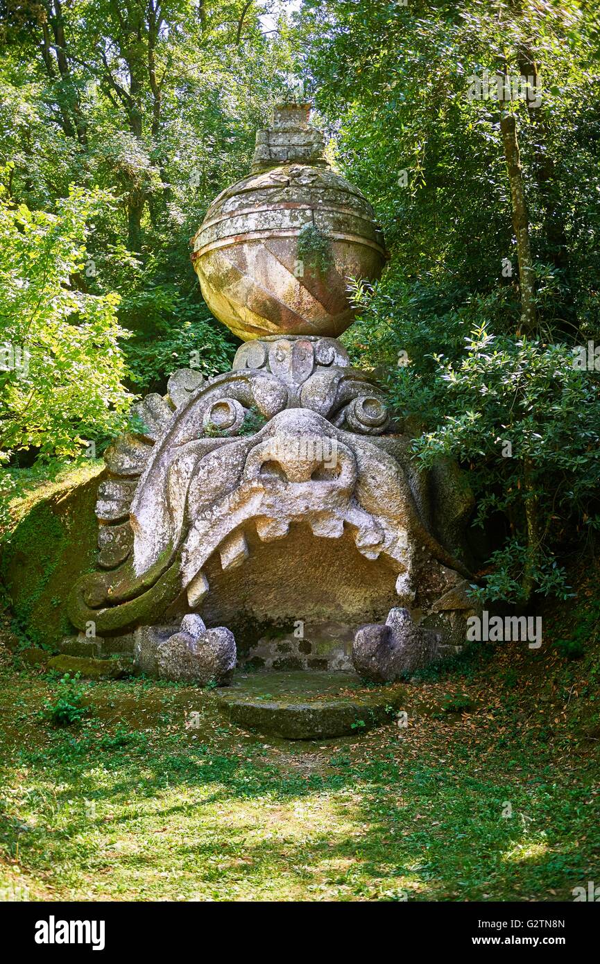 Escultura de proteus, sacro bosco, palo santo, parque de los monstruos, Parco dei mostri, Bomarzo, Lacio, Italia Foto de stock