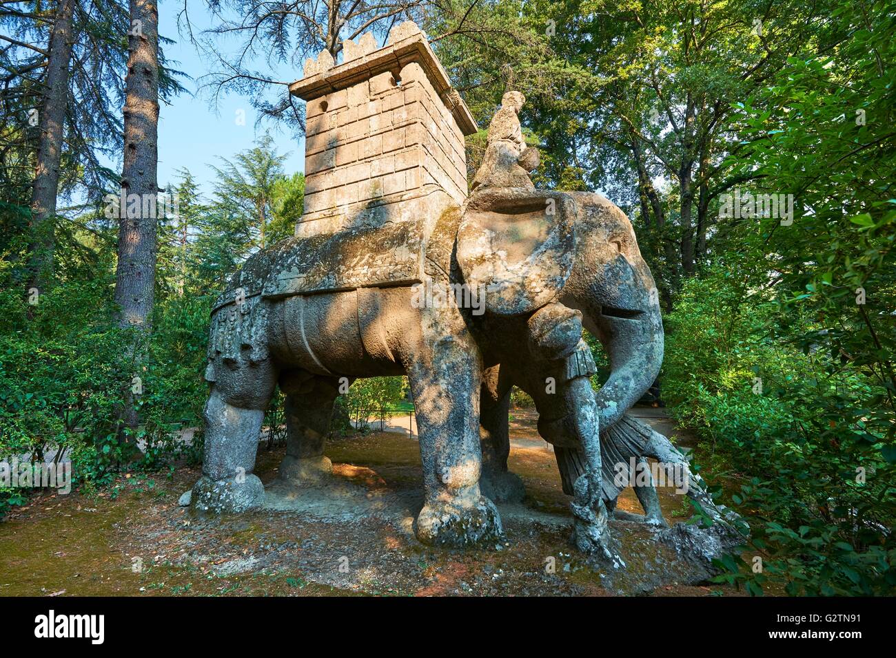 Escultura de un elefante, sacro bosco, bosque sagrado, parque de los monstruos, Parco dei mostri, Bomarzo, Lacio, Italia Foto de stock