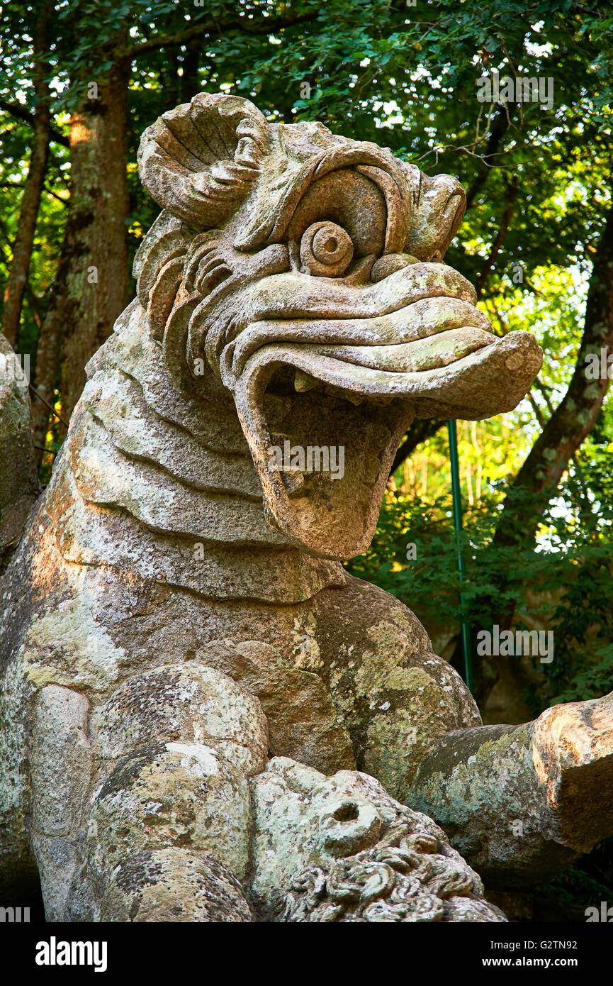 Escultura de dragón, sacro bosco, bosque sagrado, parque de los monstruos, Parco dei mostri, Bomarzo, Lacio, Italia Foto de stock